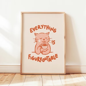 Puede incluir: Un póster enmarcado con un gato rosa bebiendo de una taza. El texto naranja "EVERYTHING IS FIGUREOUTABLE" está escrito encima y debajo de la ilustración del gato. El fondo es crema, con un marco de madera clara.