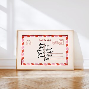 Może przedstawiać: Oprawiony wydruk w formie pocztówki, z kremowym tłem i czerwono-różowymi obramowaniami. Tekst brzmi "POSTCARD" i "You didn't come this far to only come this far."