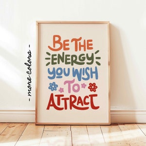 Stampa "Sii l'energia che desideri attrarre", poster motivazionale colorato, arte murale con la legge di attrazione, decorazioni con citazioni positive