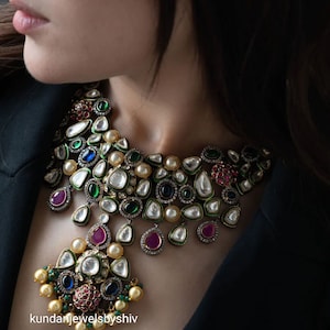 Perles semi-précieuses polki kundan non coupées inspirées de Sabyasachi, collier et boucles d'oreilles en perles de saphir, émeraude et rubis