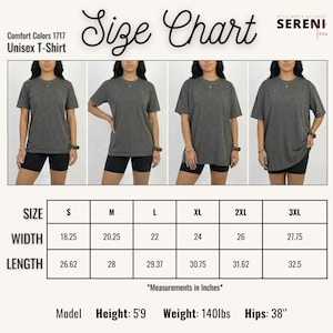 Puede incluir: Tabla de tallas para una camiseta unisex Comfort Colors 1717. La tabla muestra las medidas en pulgadas para las tallas S a 3XL. La modelo mide 1,75 m, pesa 63,5 kg y tiene 96,5 cm de cadera. La camiseta es de color gris oscuro.