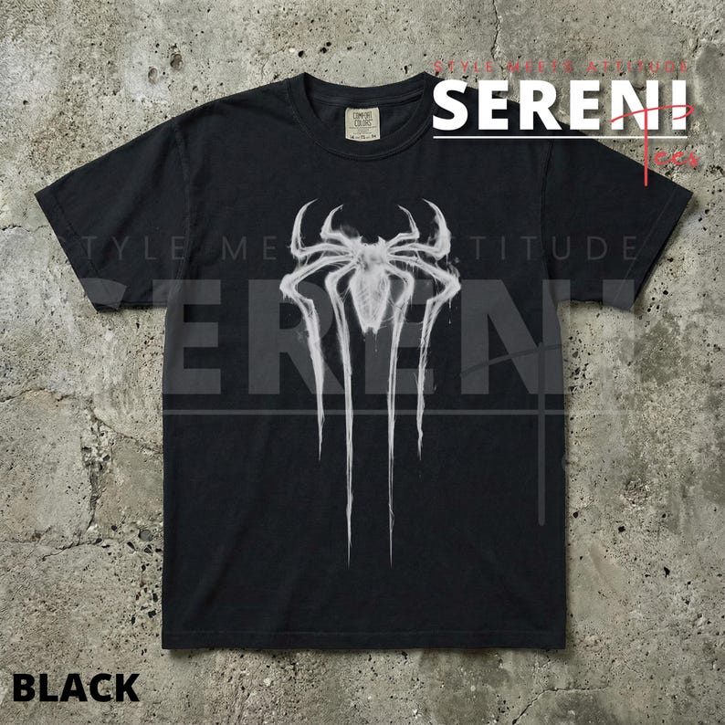 Puede incluir: Camiseta negra con un dise&ntilde;o de ara&ntilde;a blanca. El dise&ntilde;o incluye la palabra "SERENI" en blanco y rojo, y la palabra "BLACK" en la parte inferior. Tiene cuello redondo y mangas cortas.