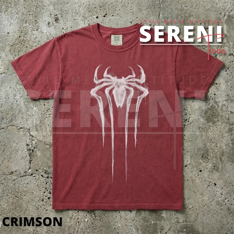 Puede incluir: Camiseta roja carmes&iacute; con un emblema de ara&ntilde;a blanco. La camiseta de manga corta y cuello redondo tiene la palabra "SERENI" impresa en blanco. La palabra "CRIMSON" est&aacute; impresa en la parte inferior.