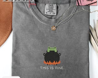 Camiseta bordada con la frase "This Is Fine Frog", camiseta con la frase "Flaming Cauldron Frog", camiseta Comfort Colors 1717, divertida camiseta con meme de rana y humor caótico.