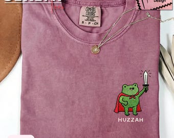 Camiseta bordada de rana con espada, camiseta medieval de rana, colores cómodos, divertida camiseta de DnD, regalo de rana de la feria renacentista, 1717
