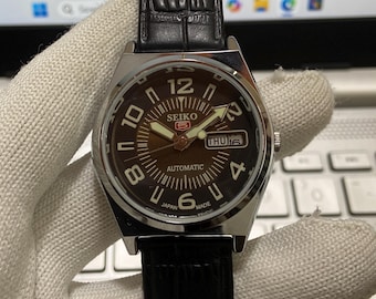 Montre homme Seiko 5 automatique vintage remise à neuf : cadran brun jour/date
