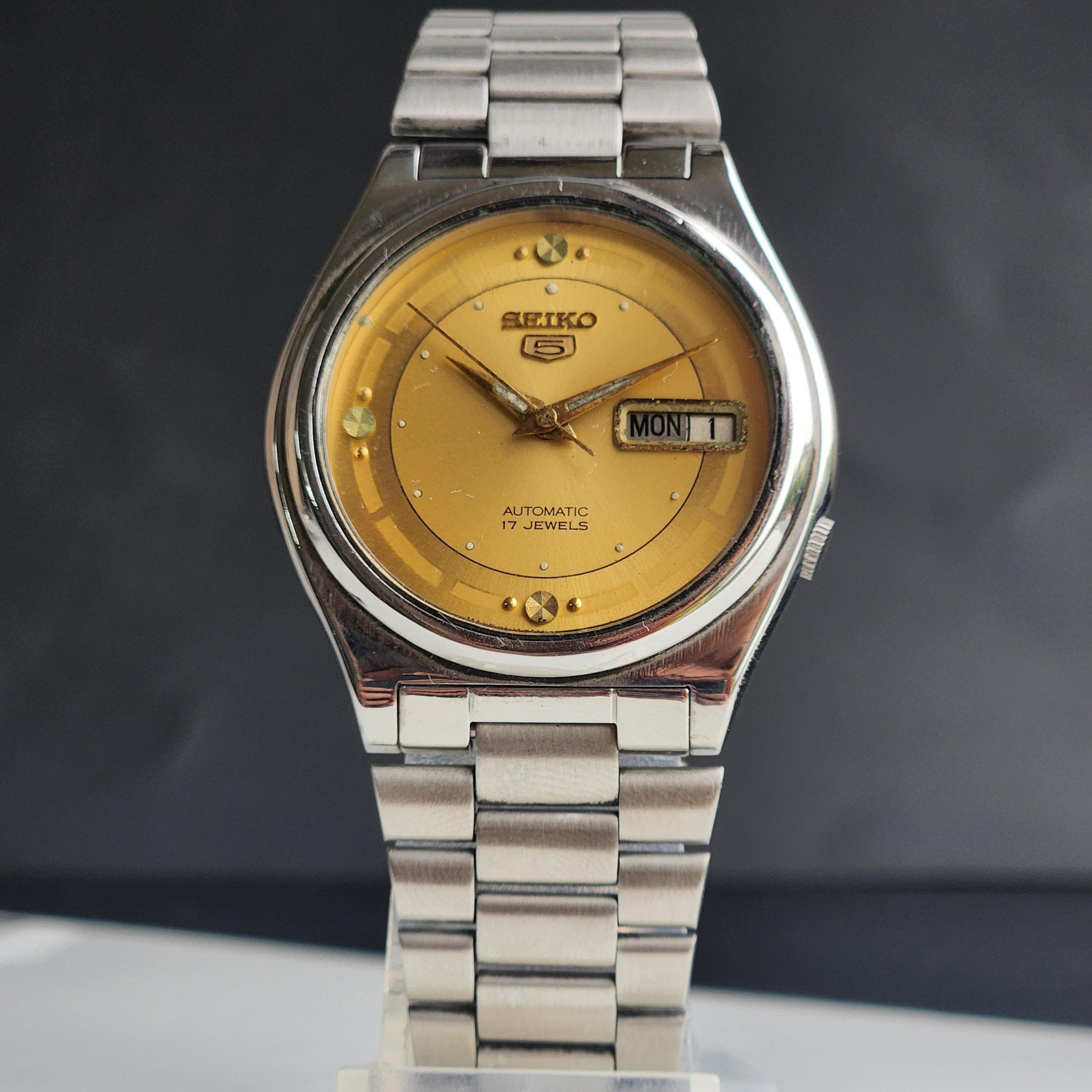 SEIKO Chronos デイデイト メンズ腕時計 1983年式 ビンテージ 稼働/新品電池】SEIKO chronos ラウンド デイデイト メンズ腕時計