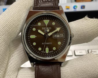 Vintagerenoverad Seiko 5 automatisk herrarmbandsur: brun urtavla