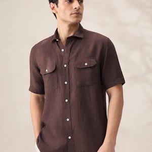 Camisa utilitaria de lino para hombre / Manga corta, color marrón, estilo veraniego / Ropa informal de playa