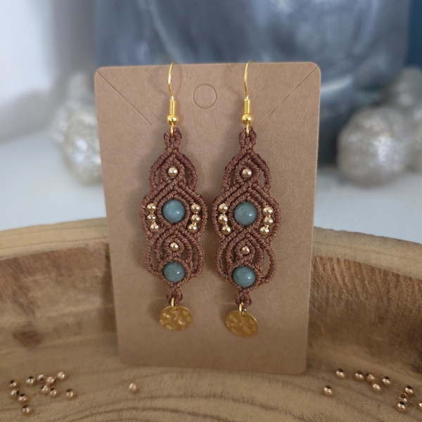 Boucles d'oreilles marron en micro macramé avec perles en pierre naturelle d'agate / Bijou bohème fait main en France