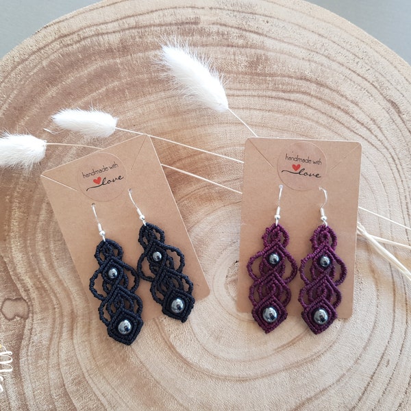 Boucles d'oreilles noires ou rouges cerise en micro macramé avec perles en hématite, très élégantes, faites main en France