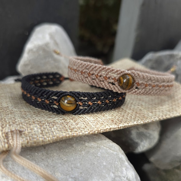 Bracelet de protection homme en micro macramé avec perle en pierre naturelle d'Oeil de tigre disponible en 2 couleurs (noir et beige)