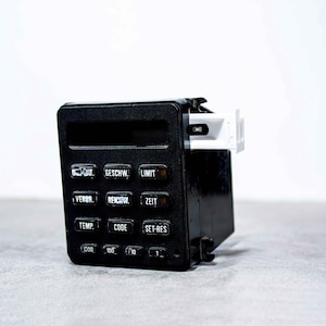 Könnte beinhalten: Rustikales Holzschild mit dem Text "Welcome to our home" in weißer Schrift. Das Schild hat eine Used-Optik und ein schlichtes, einladendes Design, ideal für die Dekoration der Haustür.