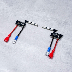 Może przedstawiać: Zestaw trzech ceramicznych misek w odcieniach niebieskiego, zielonego i białego. Miski mają nakrapianą glazurę i prosty, nowoczesny design. Największa miska ma średnicę około 15 cm.