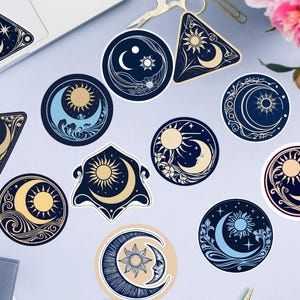 Stickerset zon, maan en sterren astrologie laptop dagboek verfraaiing geschenken, mystieke en magische hemelse decoratie 12 stuks.