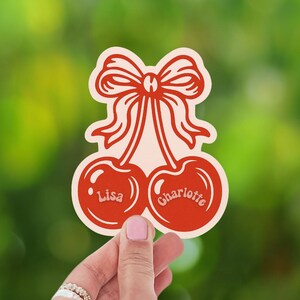 Gepersonaliseerde naamsticker, kersensticker, beste vriend, zus cadeau, koppels liefdesherinnering, kersenontwerp met strik, vinyl