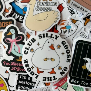 Puede incluir: Una colecci&oacute;n de pegatinas caprichosas con gansos de dibujos animados en varias poses. Algunas pegatinas tienen texto como "Today I'm a Serious Goose" y "Silly Goose on the Loose". Las pegatinas son de varios colores, incluyendo blanco, amarillo y negro.