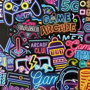 Könnte beinhalten: Eine Sammlung von Aufklebern im Neon-Stil mit Gaming-Themen. Die Aufkleber zeigen Gamecontroller, Arcade-Schilder und die Wörter "Game", "Arcade" und "5G". Die Farbpalette umfasst leuchtende Blau-, Rosa-, Gelb- und Grüntöne, die einen Leuchteffekt erzeugen.