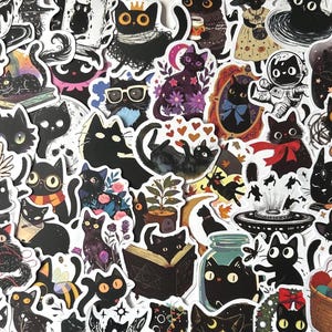 Può includere: Una collezione di adesivi di gatti neri in varie pose e stili. Alcuni gatti indossano occhiali, sciarpe o corone. Altri sono raffigurati con fiori, libri o tute spaziali. Gli adesivi hanno un design stravagante e artistico.
