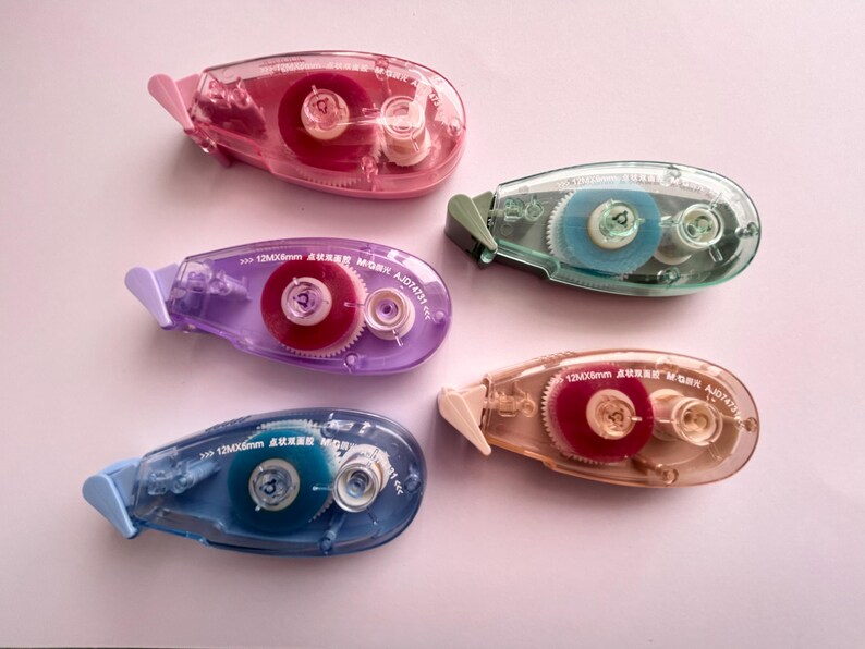 Peut inclure: Cinq distributeurs de ruban correcteur transparents de diff&eacute;rentes couleurs&nbsp;: rose, violet, bleu, vert et beige. Chaque distributeur a un corps en plastique transparent avec un petit rouleau de ruban color&eacute; &agrave; l&rsquo;int&eacute;rieur. Les distributeurs de ruban sont &eacute;tiquet&eacute;s avec le texte&nbsp;&laquo;&nbsp;12&nbsp;MMX6&nbsp;MM AUREA MARK A107411&nbsp;&raquo;.