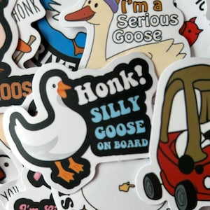 Puede incluir: Una colecci&oacute;n de pegatinas coloridas con ilustraciones de gansos. Una pegatina dice "Honk! Silly Goose On Board." Otra dice "Today I'm a Serious Goose." Otras pegatinas incluyen la palabra "Honk" y "I'm Like".