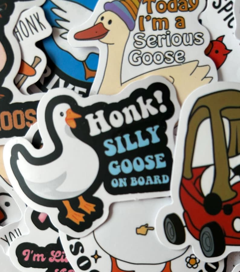 Puede incluir: Una colecci&oacute;n de pegatinas coloridas con ilustraciones de gansos. Una pegatina dice "Honk! Silly Goose On Board." Otra dice "Today I'm a Serious Goose." Otras pegatinas incluyen la palabra "Honk" y "I'm Like".