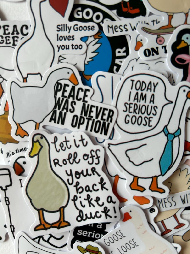 Puede incluir: Una colecci&oacute;n de pegatinas de vinilo blanco con dibujos de gansos y varias frases. Algunas pegatinas incluyen texto como "Peace was never an option" y "Today I am a serious goose".