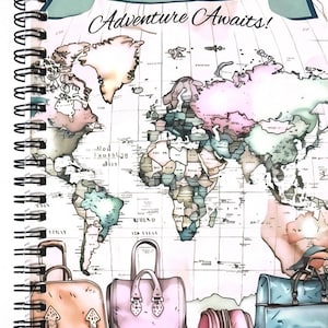 Op de afbeelding: Spiraalgebonden reisdagboek met een wereldkaartontwerp. De omslag bevat de tekst "Travel Journal" en "Adventure Awaits!". De afbeelding bevat illustraties van koffers in roze, oranje en blauwe tinten.