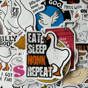 Puede incluir: Una colecci&oacute;n de pegatinas blancas con gansos de dibujos animados. Algunas pegatinas tienen texto como "Eat Sleep Honk Repeat" y "Silly Goose loves you too". Otras pegatinas incluyen una caja de jugo roja y un c&iacute;rculo azul con un ganso.