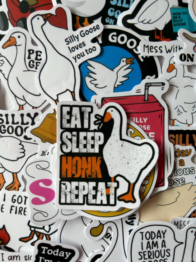 Puede incluir: Una colecci&oacute;n de pegatinas blancas con gansos de dibujos animados. Algunas pegatinas tienen texto como "Eat Sleep Honk Repeat" y "Silly Goose loves you too". Otras pegatinas incluyen una caja de jugo roja y un c&iacute;rculo azul con un ganso.