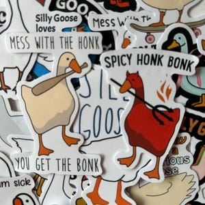 Puede incluir: Una colecci&oacute;n de pegatinas blancas con dibujos de gansos. Las pegatinas incluyen frases como "MESS WITH THE HONK" y "SPICY HONK BONK". Los gansos son de diferentes colores, con patas y picos naranjas.