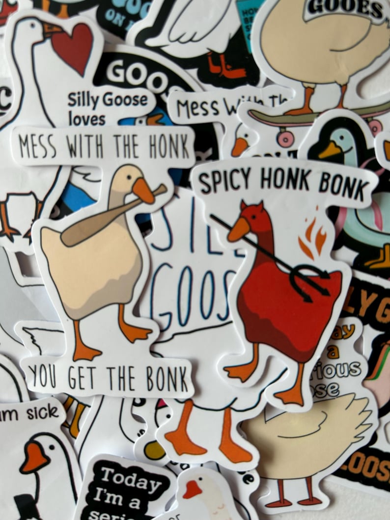 Puede incluir: Una colecci&oacute;n de pegatinas blancas con dibujos de gansos. Las pegatinas incluyen frases como "MESS WITH THE HONK" y "SPICY HONK BONK". Los gansos son de diferentes colores, con patas y picos naranjas.
