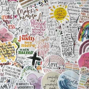 Può includere: Una collezione di adesivi colorati con varie citazioni ispiratrici e frasi religiose. Gli adesivi presentano disegni floreali, arcobaleni e soli, con testo in più font e stili. Il tema generale è la fede e la positività.