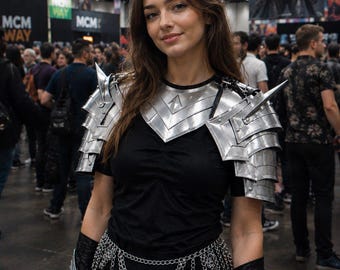 Steel Gorget Shoulder Armor: Medieval Knight Pauldrons Set for LARP Cosplay
