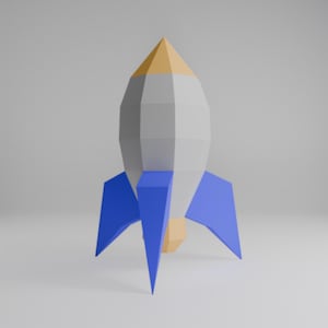 Op de afbeelding: Een 3D-gerenderde raket met een geometrisch ontwerp. De raket heeft een grijze romp, blauwe vinnen en een geel en oranje puntige top. De raket staat tegen een effen grijze achtergrond.