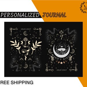 以下が含まれることがあります： 黒い表紙に、蛇、月、星、そして「Marie's Grimoire」と「Since 2007」の文字が金色のイラストで描かれた、パーソナライズされたジャーナルです。