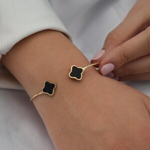 14K Klee Armreif, Gelbgold Klee Onyx Armreif, Klee Armband, Geschenk für Mutter & Sie, Onyx Klee Gold Manschette Armreif