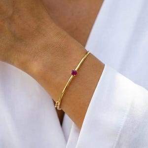 Zierlicher 14k Gold Rubin Armreif, Minimalist Edelstein Armband