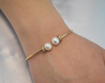 14K Gold Pearl Bracelet,Pearl Gold Bracelet,Minimal Pearl Bangle Bracelet,Wedding & Engagement Gold Pearl Bangle,Bridesmaid Bracelet