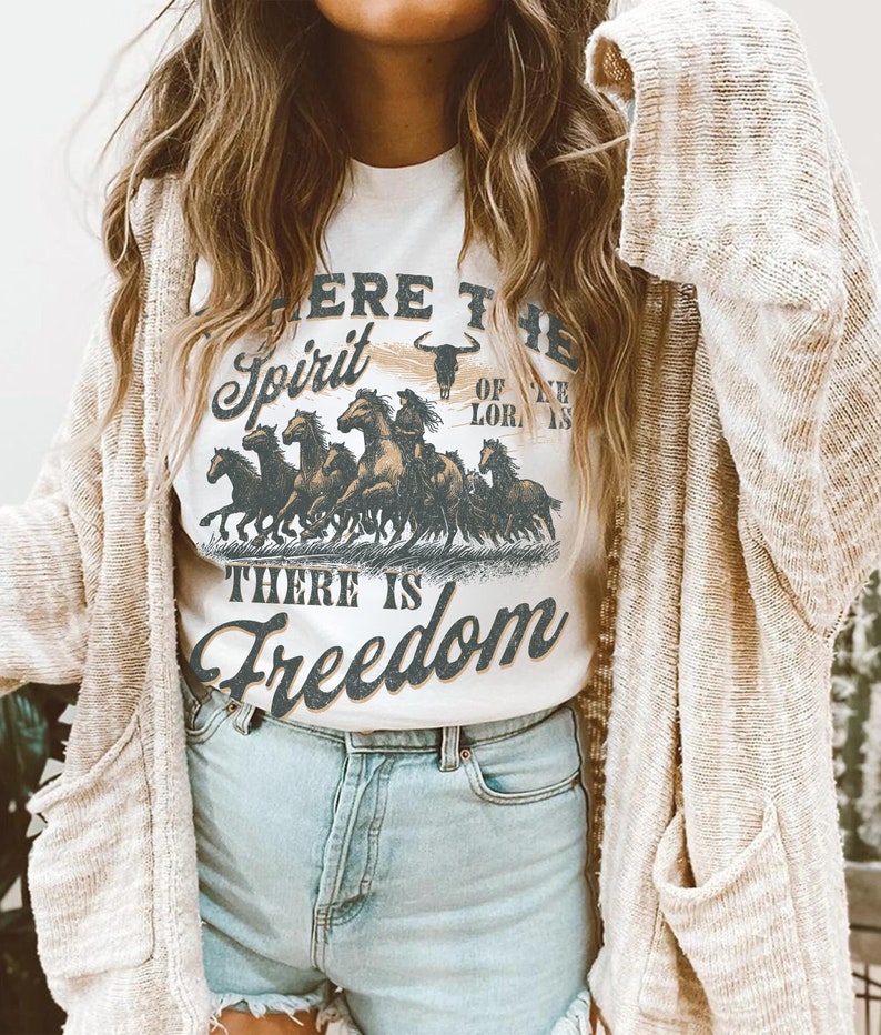 K&ouml;nnte beinhalten: Wei&szlig;es T-Shirt mit einer Vintage-Grafik einer galoppierenden Pferdeherde mit dem Text "Where the spirit of the lord is there is freedom".
