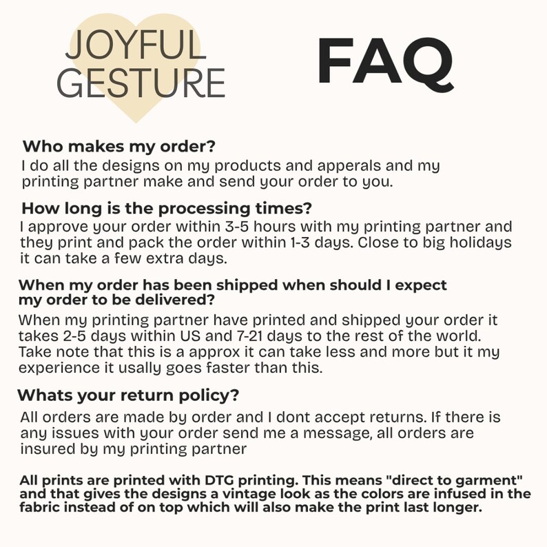 K&ouml;nnte beinhalten: Eine FAQ-Seite mit einem herzf&ouml;rmigen Logo, auf dem "Joyful Gesture" steht. Die Seite bietet Informationen zu den Bearbeitungszeiten von Bestellungen, Versand und R&uuml;ckgabebestimmungen. Au&szlig;erdem wird erkl&auml;rt, dass alle Drucke mit direkter Drucktechnik auf Textilien hergestellt werden, wodurch die Designs einen Vintage-Look erhalten.