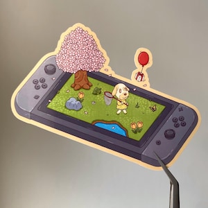 Puede incluir: Una taza de cerámica blanca con un asa negra y el texto "But First, Coffee" en negrita negra. La taza está sobre una superficie blanca. La taza mide 10 cm de alto.