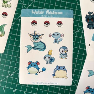 Puede incluir: Una hoja de pegatinas titulada "Water Pok&eacute;mon" con varios personajes de Pok&eacute;mon de tipo agua de dibujos animados en azul, blanco y amarillo. La hoja incluye dise&ntilde;os de Pok&eacute; Ball y la firma del artista.