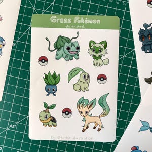 Może przedstawiać: Arkusz naklejek z ilustracjami Pok&eacute;mon&oacute;w typu Trawa, w tym Bulbasaur, Chikorita i Leafeon, plus Pok&eacute; Balle. Tekst "Grass Pok&eacute;mon sticker sheet" znajduje się na g&oacute;rze. Nazwa artysty, "@sophie.illustration", znajduje się na dole.