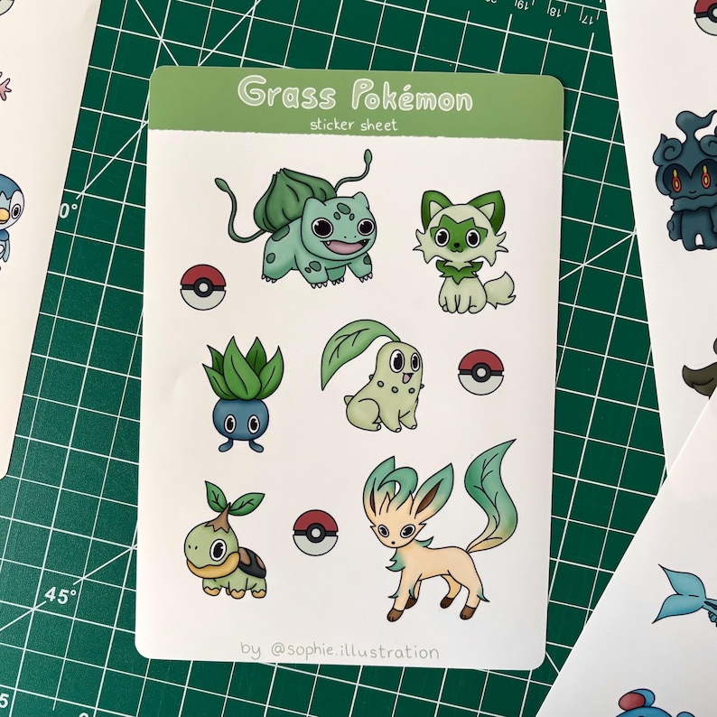 Może przedstawiać: Arkusz naklejek z ilustracjami Pok&eacute;mon&oacute;w typu Trawa, w tym Bulbasaur, Chikorita i Leafeon, plus Pok&eacute; Balle. Tekst "Grass Pok&eacute;mon sticker sheet" znajduje się na g&oacute;rze. Nazwa artysty, "@sophie.illustration", znajduje się na dole.