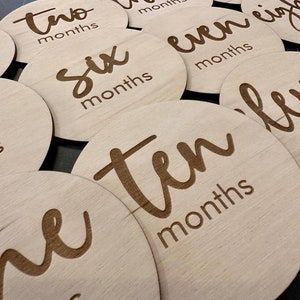 Dischi di legno di pietra miliare del bambino, dischi di pietra miliare mensile in legno, regalo per bambini, segni mensili per bambino, carte di pietra miliare, regalo neonato