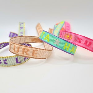 Bracelet de fête coloré/bracelet textile avec inscription et carte postale.