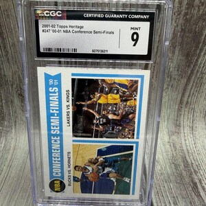 Puede incluir: Una tarjeta comercial NBA Conference Semi-Finals Topps Heritage 2001-02 calificada. La tarjeta está encerrada en un soporte de plástico transparente y presenta fotos de acción de jugadores de baloncesto. La tarjeta está calificada con un 9 por Certified Guaranty Company.