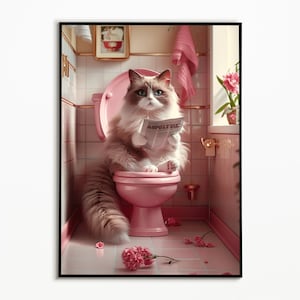 El gato Ragdoll se sienta en un inodoro rosa y lee el periódico, fotografías del baño, ideas de regalos para gatos, descarga digital, impresión de arte mural