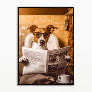 Puede incluir: Un perro marrón y blanco con gafas se sienta en un inodoro y lee un periódico. El perro tiene una taza de café en un platillo a su lado.